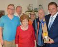 Bild: jr
Siegfried Kilian (Zweiter von rechts) feierte seinen 85. Geburtstag. Dazu gratulierten neben Ehefrau Margareta (Dritte von links) auch Tochter Ingrid, Schwiegersohn Max (hinten links) und Enkel Maximilian (links) sowie Bürgermeister Stefan Grillmeier.