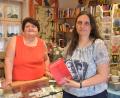 Bild: ubb
Monika Etterer und Geschäftsführerin Maria Unterstein zeigen einige Bücher, DVDs und andere Dinge, die im Klosterladen in Tirschenreuth erhältlich sind.