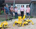 Bild: exb; Jagdgenossenschaft Kirchenthumbach/Josef Schreglmann
Vier Sitz-Bagger und vier Lastwagen für den Sandkasten übergab die Jagdgenossenschaft Kirchenthumbach an das Kinderhaus. Von links: Josef Schreglmann, Reinhard Schneider, Daniela Dimler, Christian Pschierer und Josef Ritter.