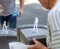 Symbolbild: Daniel Karmann/dpa
Trinkwasserbrunnen und Wasserspender in einer Stadt können an heißen Tagen für Abkühlung sorgen.