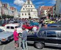 Bild: R. Kreuzer
Die Oldtimerschau vor dem Alten Rathaus zieht Hunderte von Besuchern an. Fachsimpeln ist hier erwünscht.