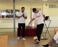 Bild: Claudia Wittmann/exb
Der ehemalige Fußballprofi Manuel Bühler (links) erzählte im Beruflichen Schulzentrum in Amberg, wie wichtig der Glaube für ihn ist. Aber natürlich geht es auch ganz praktisch um Fußball.