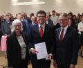 Bild: BRK Kreisverband Tirschenreuth/exb
BRK-Vizepräsidentin Brigitte Meyer (links) und BRK-Kreisvorsitzender Franz Stahl (rechts) verliehen Holger Schedl (Mitte) bei der Verabschiedung die BRK-Ehrenplakette in Gold.
