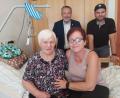 Bild: jua
Mathilde Thanner bekam Besuch zu ihrem 85. Geburtstag: Neben Enkel Daniel Zeitler und Tochter Irene Zeitler gratulierte im BRK-Seniorenheim auch der Nabburger Bürgermeister Frank Zeitler (hinten links).
