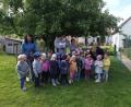 Bild: Daniela Burger/exb
Ein tolles Erlebnis für die Kindergartenkinder war der Besuch bei der Hühnerzüchterfamilie Weiß.