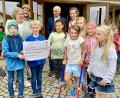 Bild: Krones
Die Kinder der Freihunga Theatergrupp´m übergeben eine Spende an die Josef-Voit-Grundschule.