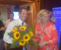 Bild: fz
Erste Gratulantin nach dem Traumergebnis ist Andrea Lang, zweite Bürgermeisterin von Pleystein, mit Blumen für Albert Rupprecht.