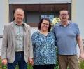 Bild: bö
Eine gute Nachricht für die Ebermannsdorfer. Der Berggasthof in Ebermannsdorf ist verpachtet. Im September soll die Eröffnung sein (von links): Bürgermeister Erich Meidinger sowie die Pächter des Berggasthofes, Nadine Enke und Thomas Kalms.