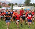 Bild: kro
Martin Gebhardt (links) bei den Herren und Karina Maier (Vierte von rechts, Startnummer 91) bei den Frauen waren die Schnellsten beim 25. Waldnaabtal-Crosslauf der DJK Falkenberg.
