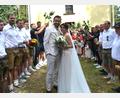 Bild: jr
Kirchlich geheiratet haben am Samstag in der Allerheiligenkirche bei Wernersreuth die Mitterteicher Anna-Lena und Maximilian Siller. Beim Verlassen der Kirche gab es ein großes Ehrenspalierfür das Paar.