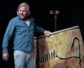 Bild: Wolfgang Steinbacher
Beim Sulzbach-Rosenberger Kultursommer erklärte Schauspieler Martin Luding in „Caveman“ auf deutschen Theaterbühne die hunderttausend Jahre alte Beziehung zwischen Mann und Frau.