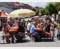 Bild: wel
Bereits zum Mittagessen ist die Hauptstraße gut bevölkert, am Nachmittag kommen immer mehr Gäste.
