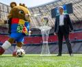 Symbolbild: Peter Kneffel/dpa
Markus Söder, Ministerpräsident von Bayern, und der EM-Pokal.