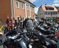 Bild: dob
Pater Thomas Mühlberger aus Wien erschien in Motorradkluft und segnete die aufgereihten Zweiräder. Erster Polizeihauptkommissar Martin Zehent (Zweiter von links) und Hans Beugler (rechts) unterstützten als Ministranten.