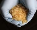 Symbolbild: Fredrik Von Erichsen/dpa
Eine große Portion sichergestelltes Crystal Meth in Händen von Ermittlern. Ein 41-Jähriger Sulzbach-Rosenberger Dealer bekam für seine Machenschaften nun vor dem Landgericht Amberg eine Haftstrafe von zwei Jahren auf Bewährung.