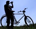 Symbolbild: Patrick Pleul
Knapp hinter der Landkreisgrenze von Amberg-Sulzbach auf dem Gemeindegebiet von Vorra im Nürnberger Land verletzte sich ein Radfahrer schwer beim Zusammenstoß mit einem anderen Radfahrer. Ob Alkohol eine Ursache gewesen sein könnte, lässt die Polizei prüfen.