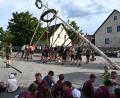 Bild: kki
Der Kirwanachwuchs brauchte schon bei der Halbzeit des Baumaufstellens eine Pause vom Zuschauen.
