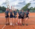 Bild: Michele Wolff
Jubel bei den Schanzl-Damen über den Titelgewinn in der Tennis-Landesliga. Auf dem Bild (von links) Tereza Krejcova, Ida Schopper, Gina Renner, Pennie Wolff, Johanna Kullmann, Nicol Janickovicova. Mit beigetragen zum Erfolg haben auch Veronika Tynovska, Maya Kullmann, Maxi Voit, Nele Krös, Sabine Wagner und Verena Baar.