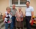 Bild: Werner Renner/exb
Tochter Renate und Sohn Günter freuen sich mit der Jubilarin Kuni Pilhofer über den Geburtstagsbesuch von Bürgermeister Hans-Jürgen Strehl (von links).