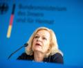 Symbolbild: Michael Kappeler/dpa
Bundesinnenministerin Nancy Faeser (SPD) hat das vom Bundesamt für Verfassungsschutz als rechtsextremistisch eingestufte "Compact"-Magazin sowie die Conspect Film GmbH verboten.