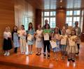 Bild: Franz-Grothe-Schule/Fachlehrkraft Veronika Zinner/exb
Beim Klassenvorspiel der Franz-Grothe-Schule wird das musikalische Talent der jungen Musikerinnen in den Vordergrund gestellt. Sie freuen sich im Anschluss daran über Urkunden.