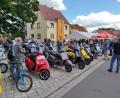 Bild: Michael Thumfart/exb
Eine Vespa nach der anderen steht auf dem Festgelände.