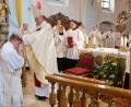 Bild: mab
Weihbischof Florian Wörner segnet den Neupriester in der Wallfahrtskirche zur Heiligsten Dreifaltigkeit in Schwarzenfeld.
