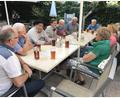 Bild: mma
Gemütlich, aber auch ernsthaft, waren das Treffen und die Gespräche in Ritters Biergarten. Coco Aquino (Dritter von links) schilderte dabei seinen Hahnbacher Unterstützern die Umstände und Schwierigkeiten in seinem Heimatland Bolivien.