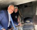 Bild: Dorfgemeinschaft Schönkirch/exb
Landrat Roland Grillmeier (vorne) durfte das erste frisch gebackene Brot aus dem historischen Backofen holen.