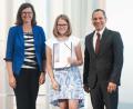 Bild: Andreas Gebert/exb
Landtagspräsidentin Ilse Aigner überreicht Schülerin Franziska Peter im Beisein des Amtschef des Kultusministeriums, Martin Wunsch, (von links) den Landespreis im Geschichtswettbewerb.