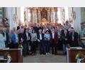 Bild: exa/exb
Zum Dankgottesdienst für Ehejubilare kamen 24 Jubelpaare, die Pfarrer Julius Johnrose (links) segnete. Pfarrgemeinderatssprecher Robert Bauer (Zweiter von links) und Arbeitskreiskoordinator Richard König (rechts) gratulierten.