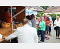 Bild: lst/exb
Lange Schlange: Restlos ausverkauft sind am Mittag binnen einer Stunde der Schmankerl- und Entenbraten.