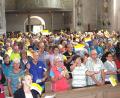 Bild: wro
Das Kirchenschiff verwandelte sich am Ende des Festgottesdienstes in ein gelb-weißes Fähnchenmeer.