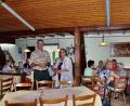 Bild: ds
Seniorenbeauftragte Ute Höhlein und Bürgermeister Roman Berr sahen es als gute Lösung an, dass der Seniorennachmittag in die Sommerzeit verlegt wurde – der gute Besuch im Gasthaus Peterhof schien es zu belegen.
