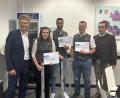 Bild: HWK/Wastl 
Meisterpreis: Fachbereichsleiter Johann Baumgärtner (1.v.li.) und Hans-Peter Hofbauer, Verkaufsleiter der Schlagmann Poroton GmbH & Co.KG (1.v.re.) gratulierten den drei Preisträgern Julia Weigert, Daniel Grunick (Mitte) und Reinhard Braun.