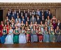 Bild: Foto Ott/exb
Die Tanzpaare der 9. Klassen der Realschule Auerbach beim Abschlussball mit den Tanzlehrerin Amrei Schauer (links) und Tanzlehrer Jonas Muffler (rechts).