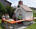 Bild: bnr
Der Gutenecker Dorfbackofen hat seine Feuertaufe bestanden. Das Backofenteam unter der Leitung von Konrad Beer zauberte allerlei kulinarische Köstlichkeiten, die reißenden Absatz fanden.