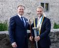 Bild: Rotary Club Stiftland/exb
Anton Schatzberger (links) reicht den Staffelstab an André Putzlocher weiter.