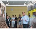 Bild: Wolfgang Steinbacher
Die Bundestagsabgeordnete Susanne Hierl (links) bei der Wanderausstellung des Deutschen Bundestags. Martin Otte (blaues Hemd) erklärt den Schülern etwas über das Plenum im Bundestag.