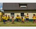 Bild: dob
"Guck mal diese Biene da" singen die Mädchen und Buben des städtischen Kindergartens Roggenstein beim Sommerfest.