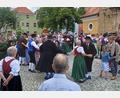Bild: u
Ob „Sternpolka“, Ennsdorfer Polka“ oder „Hans bleib daou“ – Kinder, Jugendlicher und Senioren beherrschten beim „Tag der Tracht“ die Tänze „aus dem Effeff“ und tanzten nach der Messfeier auf dem Bischof-Bösl-Platz mit sichtlicher Begeisterung.