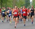 Bild: Gebert
Am Samstag ab 13 Uhr steigt der 8. Plößberger Weiherlauf im Rahmen des OVL-Cups. Im Bild der Start zum Hauptlauf über 8200 Meter im vergangenen Jahr.