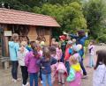 Bild: Stadtbücherei Waldsassen/exb
Viel Interessantes gab es für die teilnehmenden Kinder im Naturerlebnisgarten zu erfahren.