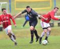 Bild: A. Schwarzmeier
Der FC Tremmersdorf geht mit einer Hiobsbotschaft in die neue Saison: Nach einem Bänderriss fällt Stürmer Patrick Dittner (Mitte, in einem Spiel gegen SC Kirchenthumbach) zunächst aus und fehlt damit auch im Derby beim SC Eschenbach.
