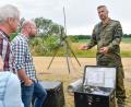 Bild: Petra Hartl
Stabsfeldwebel Norman S. (rechts) erklärt Besuchern in der Schweppermannkaserne die mobilen Geräte des Aerologischen Messzugs der Bundeswehr.
