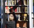 Symbolbild: Ralf Hirschberger
Mit Lektüre versorgen können sich die Illschwanger demnächst aus einem Bücherschrank neben der Bushaltestelle am Dorfplatz.