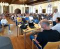 Bild: Petra Hartl
Vorstandsvorsitzender Norbert Arnold (rechts) schilderte den Wärmenetz-Interessenten aus dem Stadtteil Feuerhof-Gallmünz beim Infoabend im Sulzbacher Rathaussaal die Vorteile der Energiegenossenschaft Gebenbach-Atzmannsricht. Im Vordergrund (von rechts) Biogasanlagenbetreiber Florian Gebhard und Enerpipe-Vertreter Andreas Haubner.