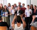 Bild: Peter Ringeisen
Die Teilnehmerinnen an der Girls'Day-Akademie für das GMG mit ihren Abschluss-Zertifikaten, dazu Johanna Schneider (links, bayme vbm), dahinter Ann-Katrin Reichl (Projektleiterin der GDA), Schulleiter Christian Zenger (Mitte, hinten),Anja Rogenhofer (Agentur für Arbeit, Zweite von rechts) sowie (rechts) Daniela Ruth (Projektbegleitung GMG).