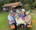 Bild: Josef Glas
Zunächst schmecken Kaffee und Kuchen im Freien, bevor ein Regenschauer für eine Unterbrechung sorgt.
