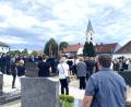 Bild: fvo
Bei der Beerdigung von Josef Müllner am Waldthurner Friedhof nehmen zahlreiche Trauernde Abschied.